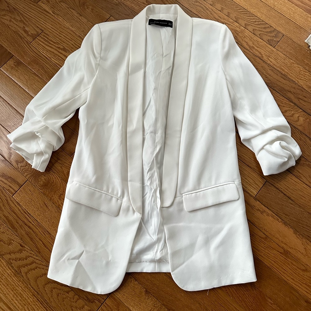 Zara Women’s White Blazer w/ mid rise sleeves